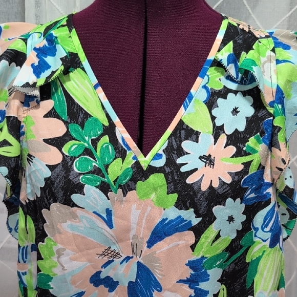 Floral V-Neck Ruffle Sleeve Top - Picture 2 of 6